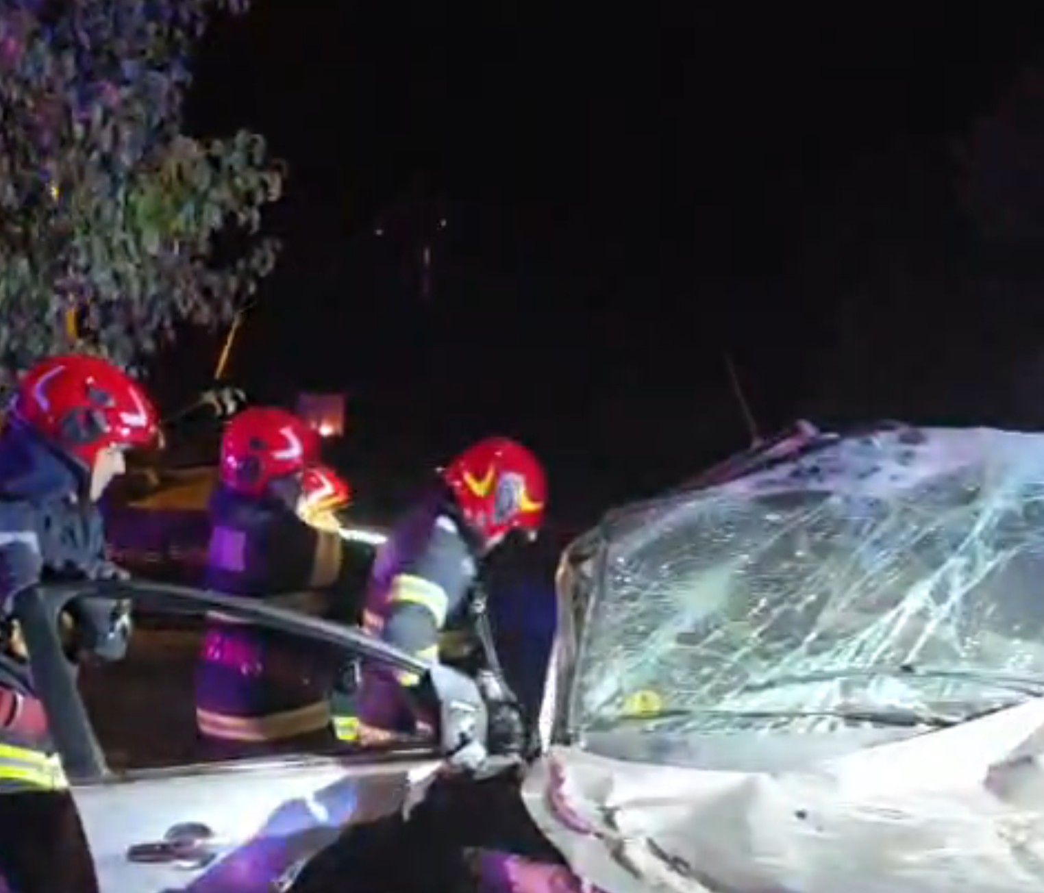 Doi tineri din Petrila au murit într-un accident la Petroșani. Mașina s-a izbit de un stâlp