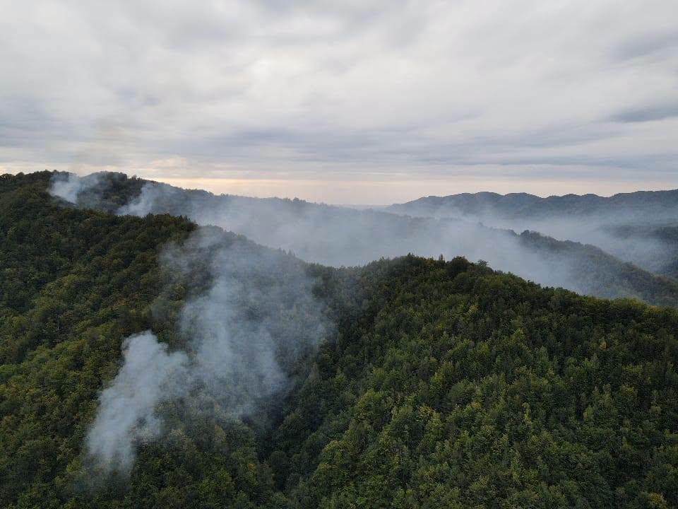 Incendiu de vegetație din Băile Olănești! 16 hectare sunt afectate