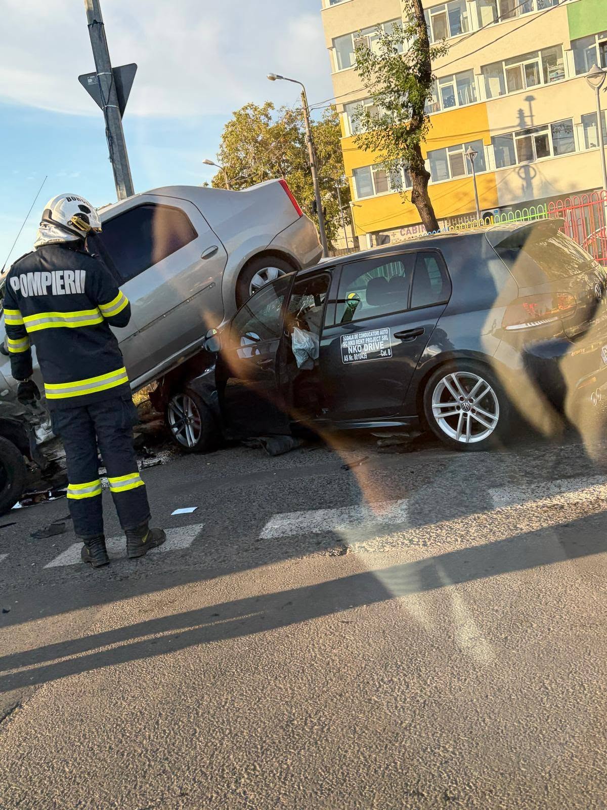 Accident spectaculos pe Șoseaua Giurgiului. Un autoturism a ajuns pe mașina de școală de șoferi