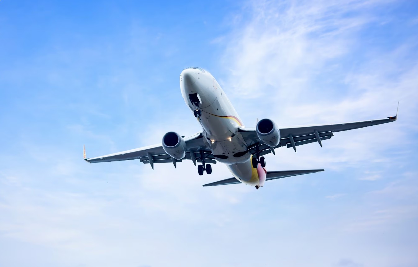 Alertă la bordul unui avion cu aproximativ 180 de pasageri. Aeronava a transmis codul de deturnare și a aterizat de urgență