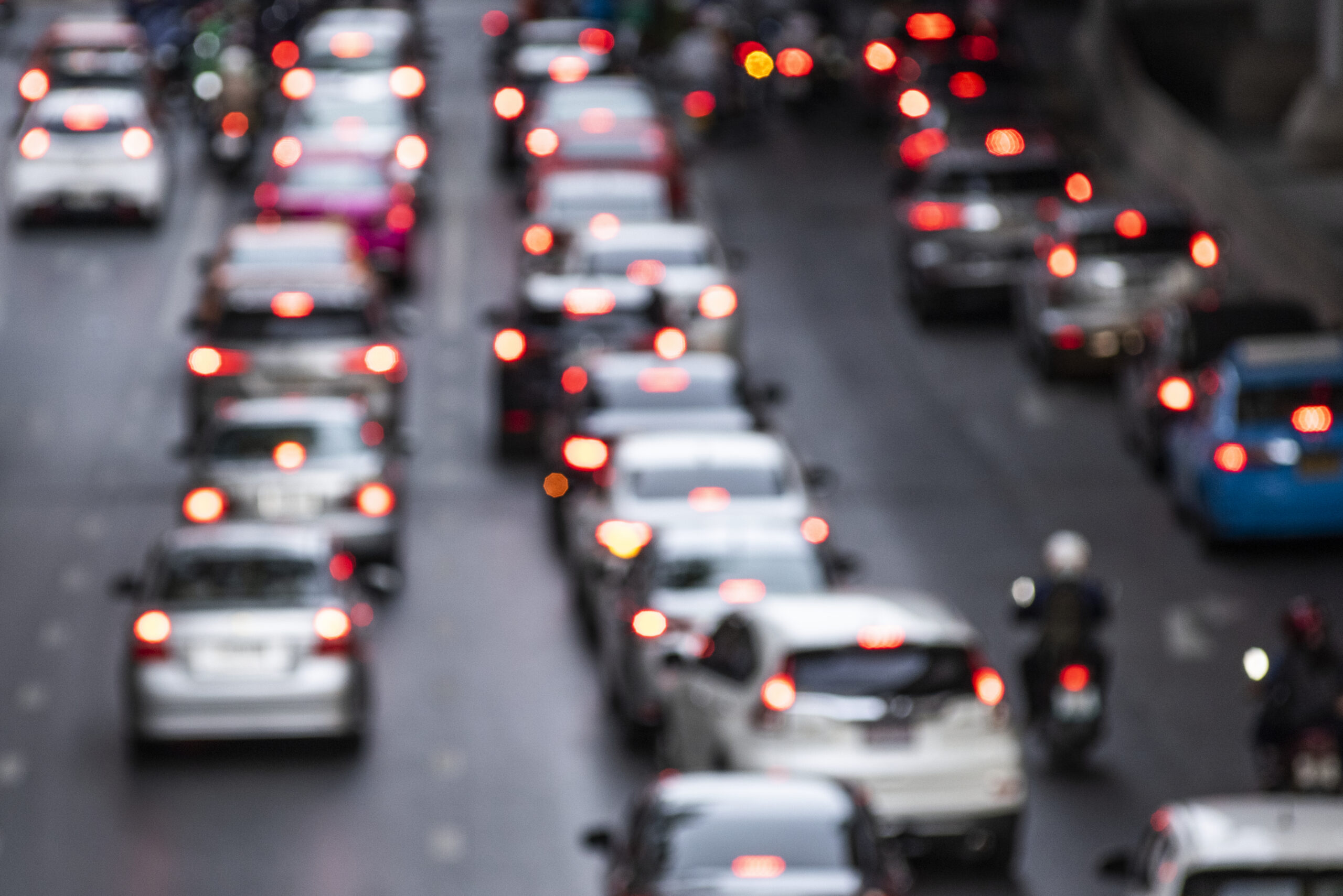 Alertă în trafic! Circulația este oprită pe DN 67D din cauza unui incendiu