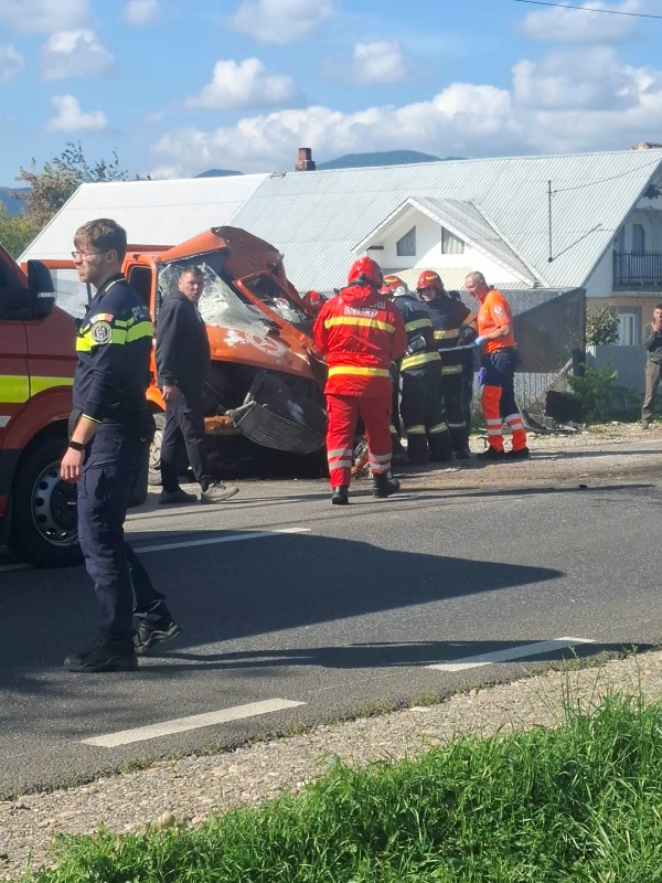 Accident în Oșlobeni, județul Neamț. Două persoane au ajuns la spital după impactul dintre două autoutilitare
