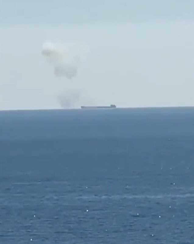 Incendiu pe o navă, în Marea Neagră, după ce a fost lovită de drone! Căpitanul a fost rănit, iar 13 marinari sunt dați dispăruți