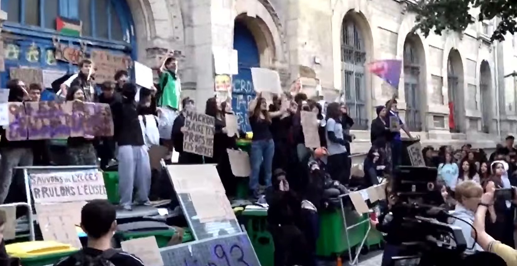 Protest violent al elevilor în Franța! Un liceu a fost incendiat, iar o grenadă s-a detonat în mâna unui copil. Cursurile au fost suspendate din cauza manifestațiilor