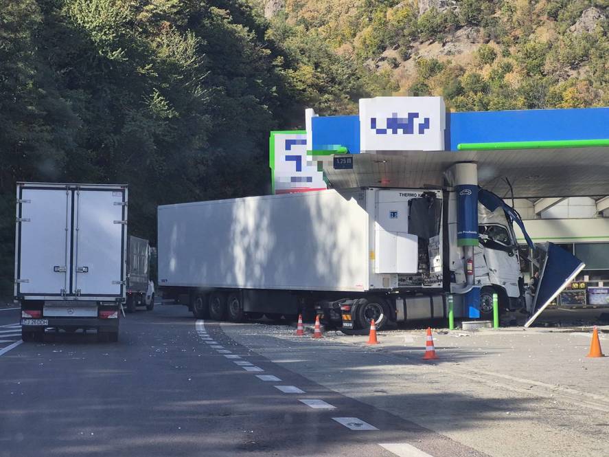 Accident rutier grav pe Valea Oltului, după ce un TIR a intrat într-o benzinărie! Există risc de explozie