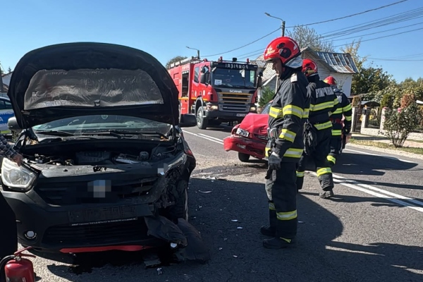 Accident grav în județul Argeș! Două mașini s-au ciocnit violent