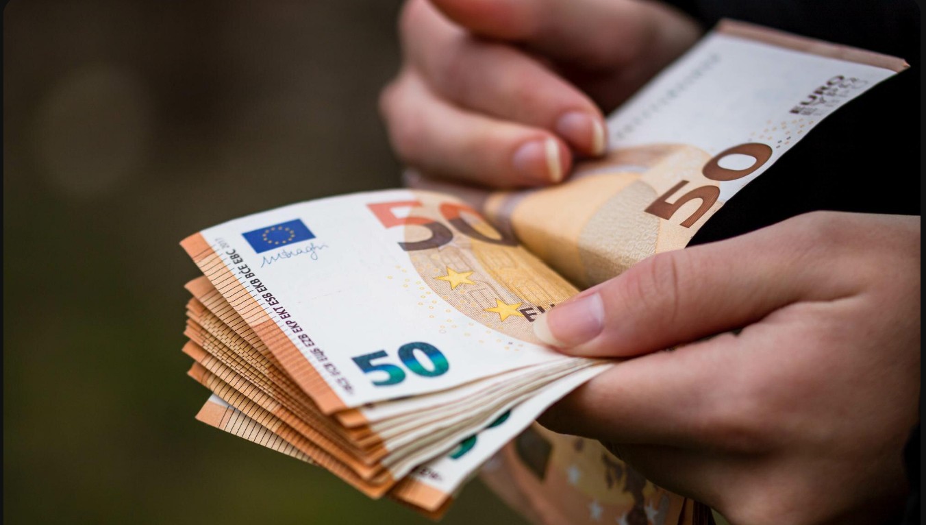 Euro, un nou maxim istoric în raport cu leul. Cât a ajuns să coste moneda europeană