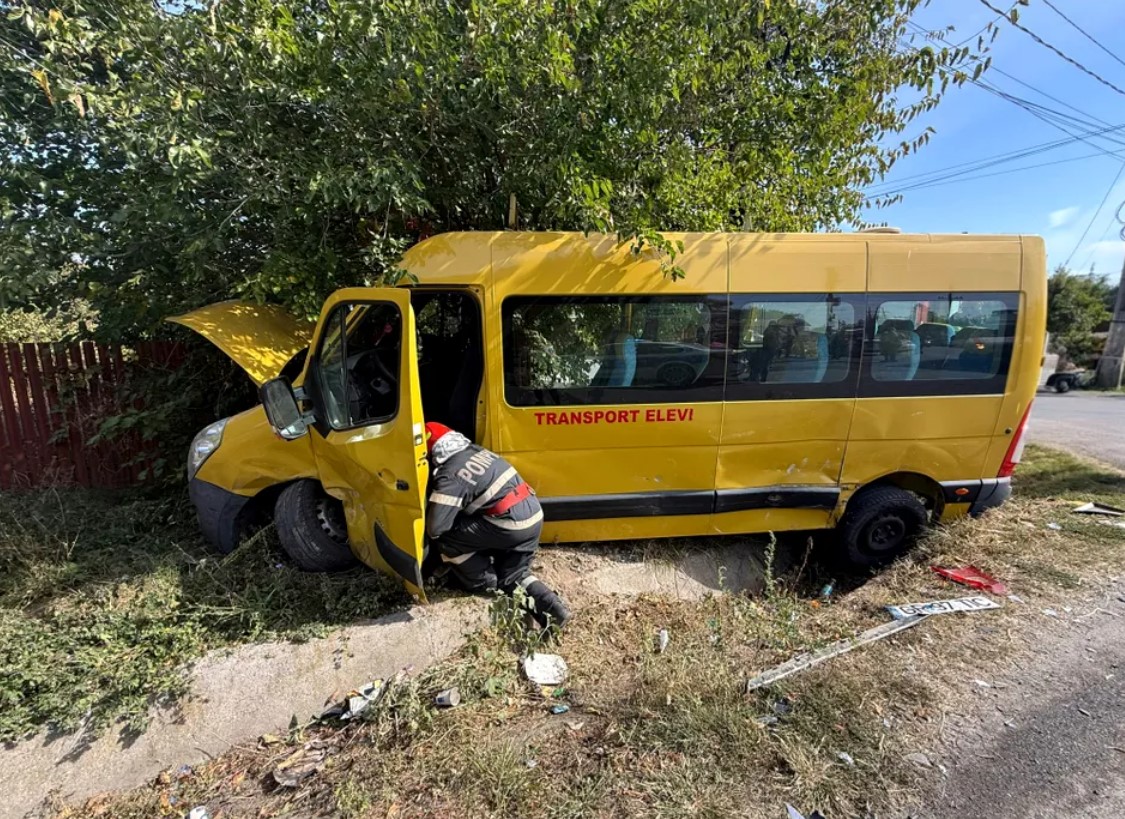 Accident grav cu un microbuz școlar în Giurgiu! Doi copii de 9 ani au fost transportați de urgență la spital