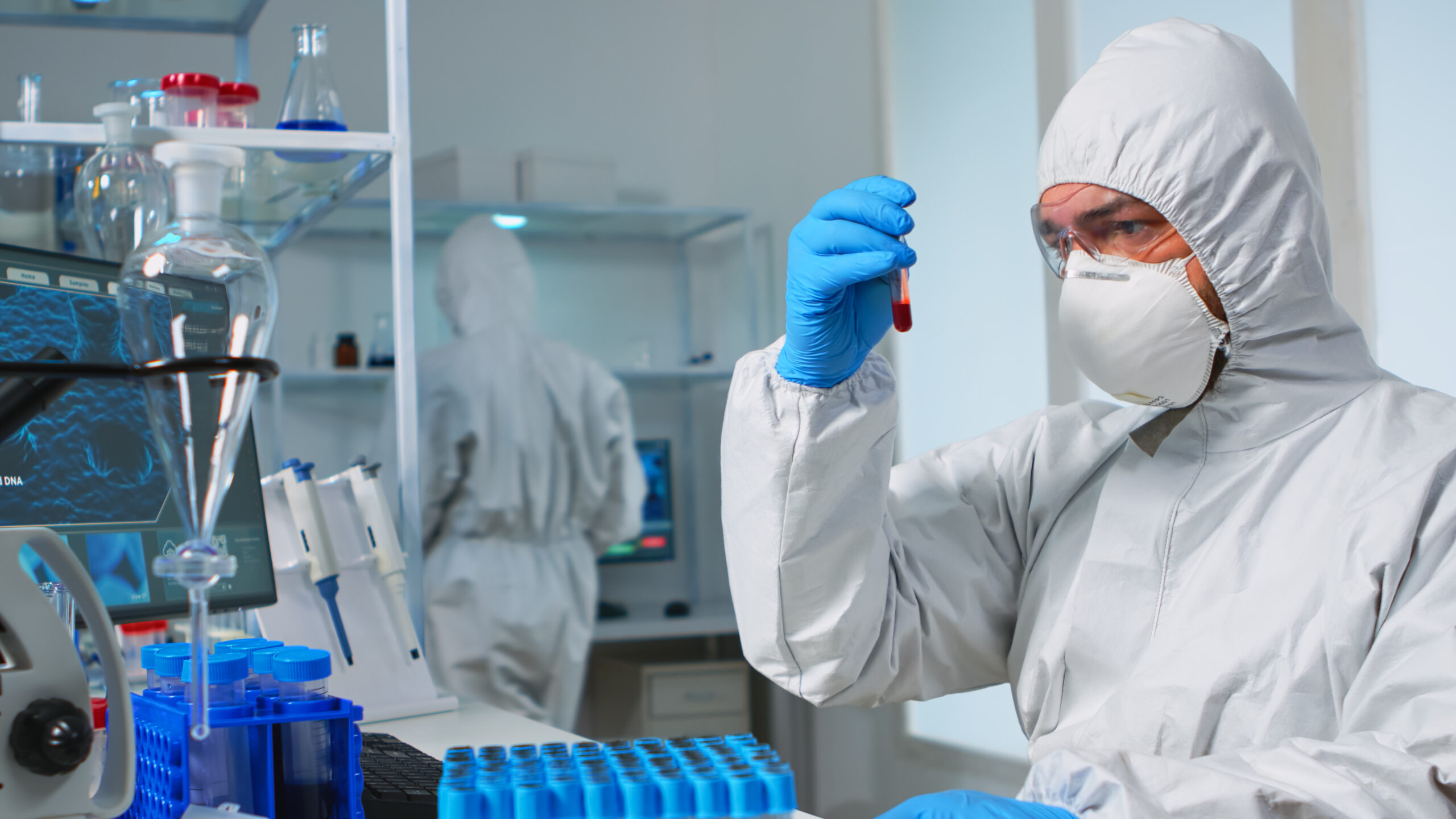 Noua tulpină de coronavirus XFG se extinde în Europa. A fost depistată și în Marea Britanie