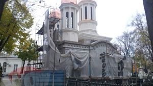 In imagine nu e o biserica, ci un cavou ce se construieste in cimitirul Bellu