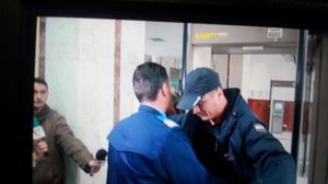 Cristian Cioaca a fost adus la Tribunalul Bucuresti cu propunerea de arestare preventiva! Vezi primele imagini cu politistul! Cristian Cioaca, perchezitionat la intrarea in Tribunalul Bucuresti