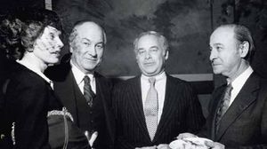 Vezi povestea lui Paul Kovi, ungurul care l-a pacalit pe Nicolae Ceausescu si pe mai-marii PCR, obtinand o avere din publicarea unei carti de bucate traditionale Paul Kovi, al treilea de la dreapta la stanga, in restaurantul sau din New York