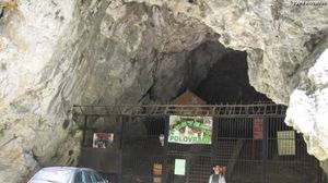 Intrarea in pestera Polovragi, locul in care si-a gasit sfarsitul mama Monicai Gabor