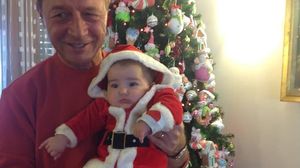 Traian Basescu, primul Craciun cu nepotica! Presedintele a pus o super poza pe Facebook novalue