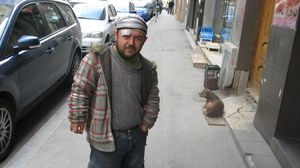 Marcel la "locul de munca", atunci cand parca masini pe strada Ion Campineanu de langa Universitate (sursa foto: evz.ro)
