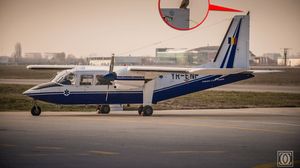 Imaginea surprinde o cucuvea pe deriva aparatului de zbor prabusit in urma cu cateva zile in Apuseni