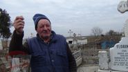 Batranul Grigore Dumitru, unchiul Florinei, spune ca doar fratele ei mai vine la cimitir
