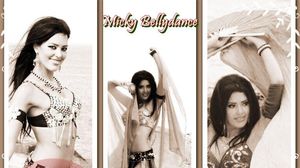 Imaginile care iti vor taia respiratia! Uite cat de frumos dansa Micky, bruneta superba care a ars de vie la Constanta! novalue