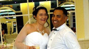 In urma cu doi ani, Petre Gemaru se poza fericit tinandu-si mireasa in brate