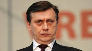 CUTREMURATOR! S-au implinit zece ani de cand prima sotie a lui Crin Antonescu s-a sinucis din cauza suferintei! Aura avea cancer ovarian si s-a aruncat pe geam in zorii zilei, in timp ce familia dormea in casa! novalue