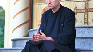 Cristian Pomohaci este preot si artist