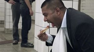 Ceva mai dezgustator n-ai vazut niciodata! Nu da click daca nu vrei sa ti se faca rau! E incredibil ce a facut un barbat in statia de metrou! novalue