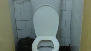 Mesajul pe care l-au lasat directiunii dupa ce au citit mesajul din baie este viral pe net! Asa arata toaleta baietilor dintr-un liceu din Botosani! Elevii au facut ceva genial cand au vazut novalue
