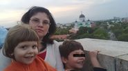 Mama lui Ionut, alaturi de baiat si fratele lui mai mare