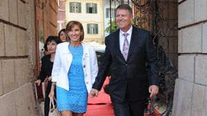 EXCLUSIV! Familie de nemti, frate! Iohannis a fost dat in judecata de propria nevasta! Carmen a solicitat in urma cu cativa ani autoritatilor locale din Sibiu unele drepturi salariale ca profesoara Carmen si Klaus Iohannis, un cuplu unic in Romania