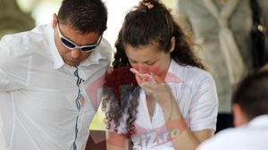 Claudiu si Carmen in cimitir, la inmormantarea fiicei lor