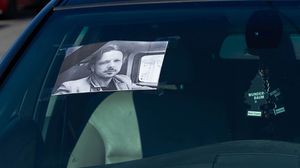 FOTO EMOTIONANT! Sotul prezentatoarei tv din Arad a fost inmormantat! A fost condus pe ultimul drum de coloane de motociclisti! Barbatul a murit dupa ce a fost batut cu salbaticie de unul din angajatii sai care i-a luat apoi portofelul