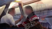 Barbatul (cu bluza in dungi) devine violent cu unul dintre pasageri