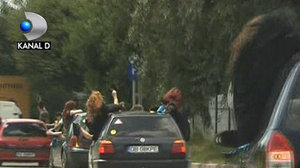 VIDEO Absolventii de liceu si-au facut de cap pe strazi! Uite cum au incalcat regulile de circulatie si si-au pus viata in pericol