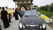 De prin 2011, seful Bisericii circula cu un Mercedes