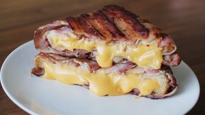 VIDEO! Cum sa prepari reteta perfecta de sandvis cu bacon si branza! novalue