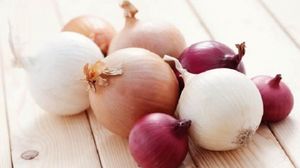 Cum opresti albirea parului cu ceapa? Iata un tratament natural novalue
