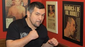 PUB-ul lui Doroftei este plin de afise si poze cu fostul boxer, din perioada sa de glorie