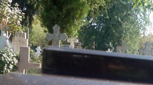 Asa arata geamul de la candela care ardea pentru tatal Elenei Udrea