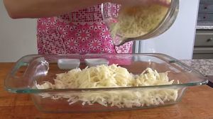 VIDEO A pus o mana de cartofi rasi intr-o tava si a obtinut ceva delicios! Vezi cum se prepara! novalue