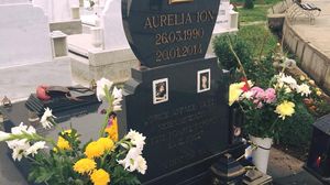 Asa arata acum mormantul Aurei, plin de flori, candele si medalii lasate de prieteni