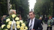 Avocatul daniel Ionascu a adus o coroana de crizanteme galbene