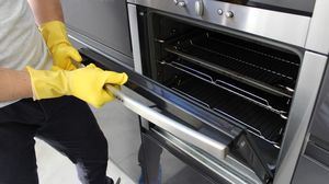 Aceste trei ingrediente iti curata cuptorul imediat, fara sa fie nevoie sa freci! novalue