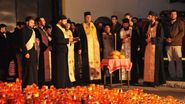 Tot abia in a patra zi, preotii au tinut slujbe in fata clubului