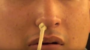 VIDEO A pus ceara pe un betisor de lemn, apoi l-a introdus in urechi si in nas! Ce a urmat e... nebunie novalue