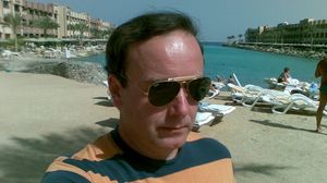 El e romanul care se poate imbogati de pe urma lui Schwarzenegger si a lui Stallone! Scenaristul Ciuchita sustine ca americanii i-au copiat ideea unui film si pretinde 10 milioane de dolari! Lucian Ciuchita se bate in instanta cu cineastii de la Hollywood