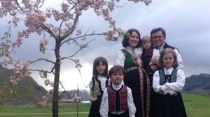 Marius si Ruth, alaturi de patru dintre cei cinci copii, cu al cincilea femeia era gravida