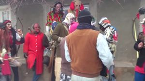 Ei sunt cei mai tari colindatori! "Uratura" asta n-ai mai auzit-o pana acum, dar o sa lesini de ras cand ii auzi! RESPECT!