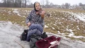 Dumnezeule, ce talent are! Batranica asta de la noi canta pe strada ca sa castige un ban! De toti cantaretii afoni a auzit o tara, dar pe ea nu o stie nimeni! Video-ul asta iti va smulge o lacrima!
