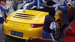 Imagini colosale din fata unei gradinite din China! Uite cum sar micutii astia pe un Porsche in valoare de peste 200.000 de euro!