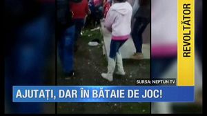 VIDEO S-au luat la bataie pentru haine vechi! Scene de cosmar la o scoala din Constanta! Lumea s-a imbulzit sa primeasca imbracaminte de pomana